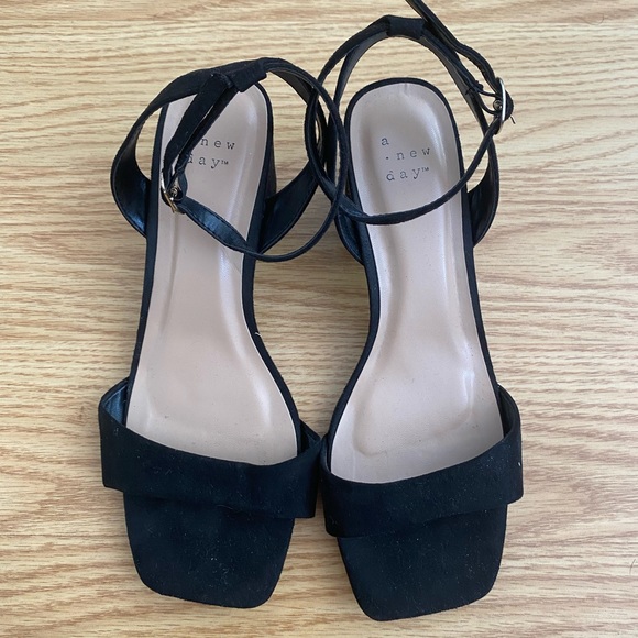 Women’s Heels - Picture 3 of 5